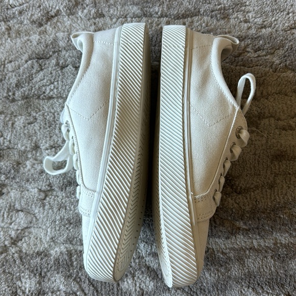 Cariuma OCA Low Canvas Sneaker White cork & memory foam Size 7.5 - Picture 2 of 13